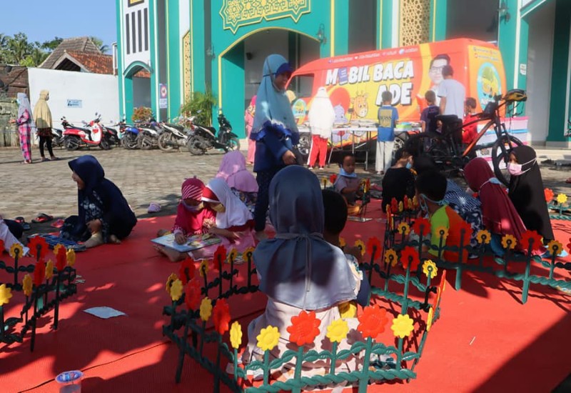  Anggota DPRD Lampung Ade Utami Ibnu Operasikan Mobil Baca di Masjid An Nur Gunungterang Langkapura