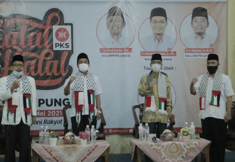 Ketua PKS Lampung Mufti Salim Pakai Syal Palestina Saat Halalbihalal