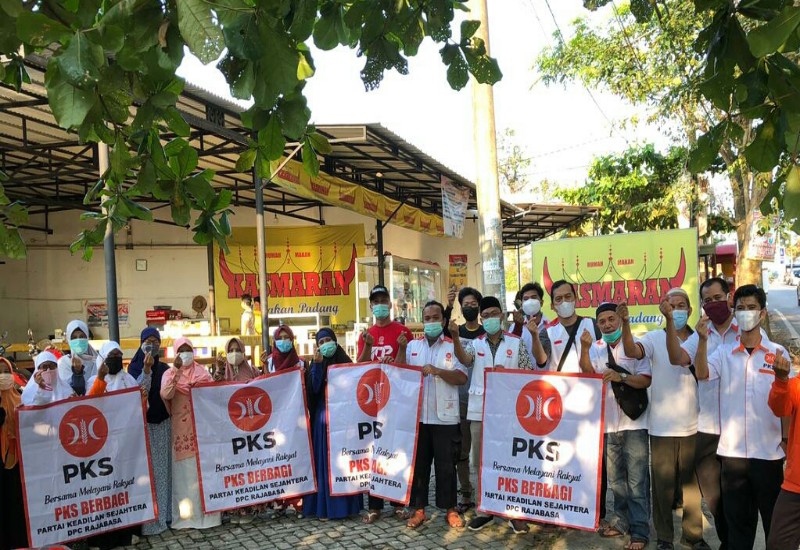  DPC PKS Rajabasa Bagikan Takjil, Siap Terdepan Penerapan Protokol Kesehatan