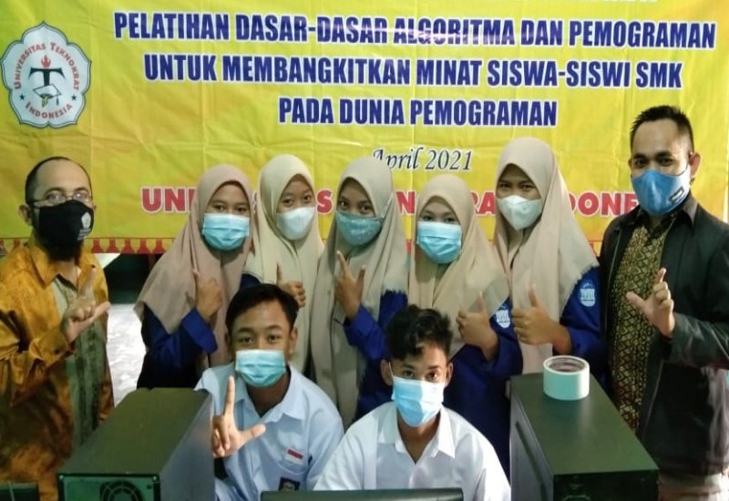  Universitas Terbaik di Lampung Teknokrat Latih Siswa SMK PGRI 1 Limau Dasar-Dasar Algoritma dan Pemrograman