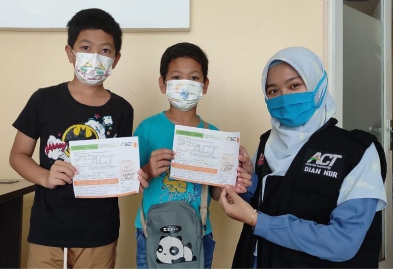  Masya Allah! 2 Anak Kecil Sumbang THR Mereka untuk Warga Palestina