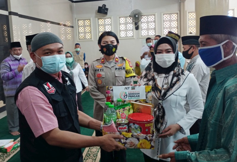  ACT dan Bupati Tanggamus Dewi Handajani Serahkan Paket Pangan untuk Anggota Mualaf Centre