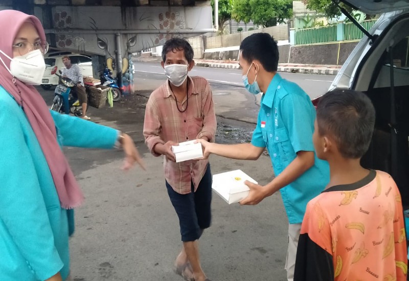  Partai Gelora Indonesia Lampung Bagi Ratusan Paket Makanan Berbuka di Puluhan Titik