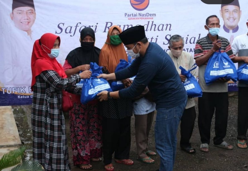 Safari Ramadan, Anggota DPRD Lampung Wahrul Fauzi Silalahi Bagi Bingkisan Lebaran untuk Warga Desa Haduyang Natar