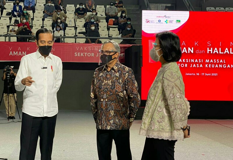  Presiden RI Hadiri Pemberian Vaksinasi Massal Sektor Jasa Keuangan