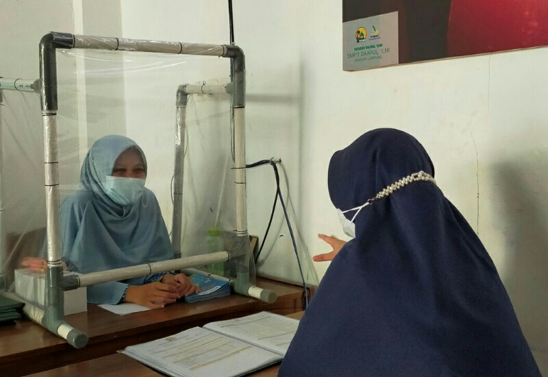  Bagi Rapor, SMPIT Daarul ‘Ilmi Terapkan Prokes Covid-19