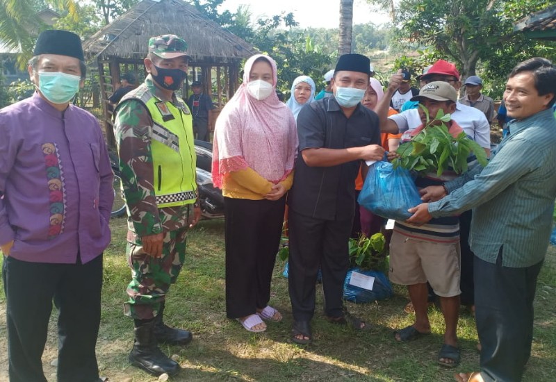 Anggota DPRD Lampung Zunianto Serahkan Bibit Kayu dan Buah-Buahan di Way Lima, Ingin Alam Asri dan Lestari