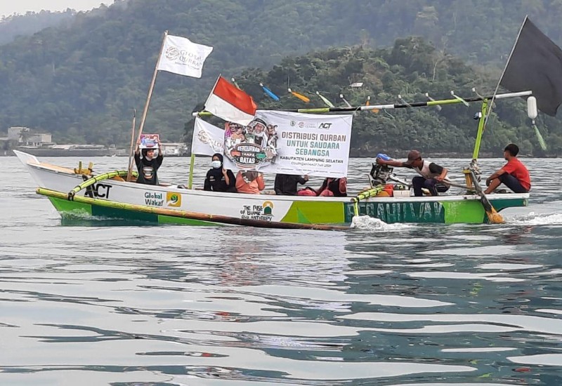  Biasanya Tak Nikmati, Tahun Ini Warga Pulau Sebesi Terima Daging Kurban dari ACT Bandar Lampung