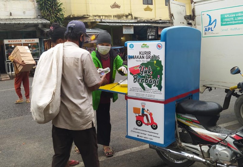  Selama PPKM Darurat, Kombi Lampung Tiap Hari Bagikan Makan Siang Gratis Diantar Kurir