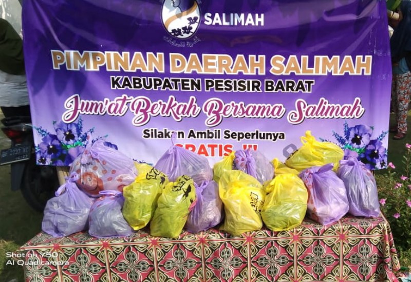  Jumat Berkah, Salimah Pesisir Barat Bagi Seratusan Paket Pangan
