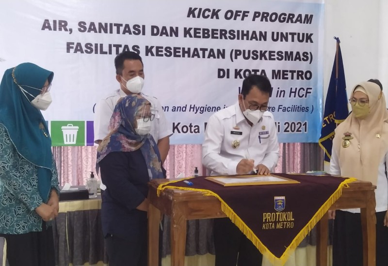  Wali Kota Metro Wahdi Buka Program Sanitasi Terpadu di Fasilitas Kesehatan Kerja Bareng YKWS