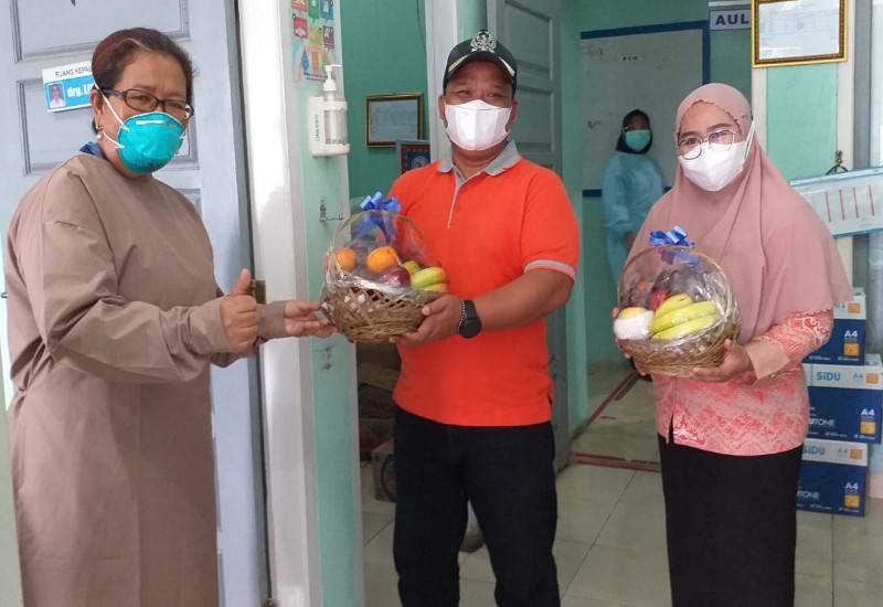  Agus Djumadi Beri Buah-Buahan untuk Tenaga Kesehatan Puskesmas Segalamider