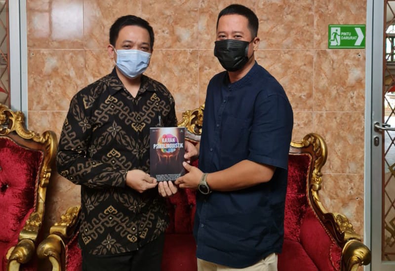  Buku “Kajan Psikolinguistik” Karya Dosen Universitas Terbaik I Se-Sumbagsel Teknokrat Heri Kuswoyo Diterima Mahathir Muhammad