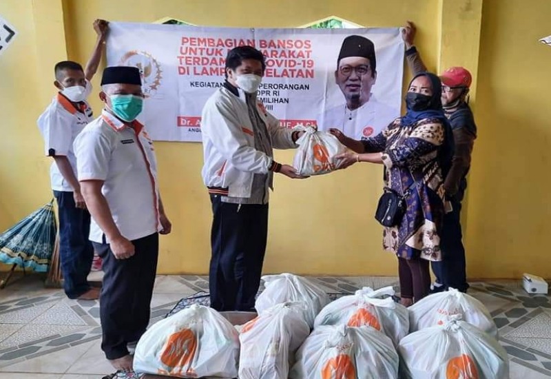  PKS Lampung Selatan Salurkan Bantuan Almuzzammil Yusuf kepada Warga Terdampak Pandemi