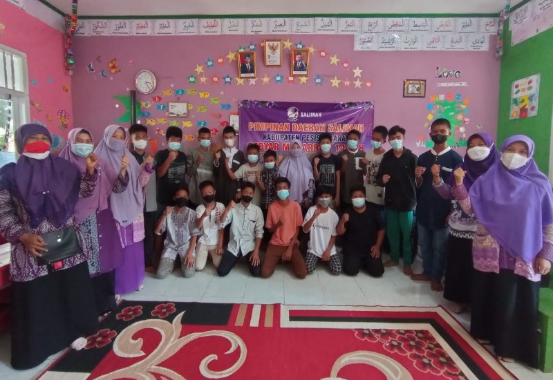  Ini Wujud Cinta Salimah Pesisir Barat kepada Yatim dan Duafa