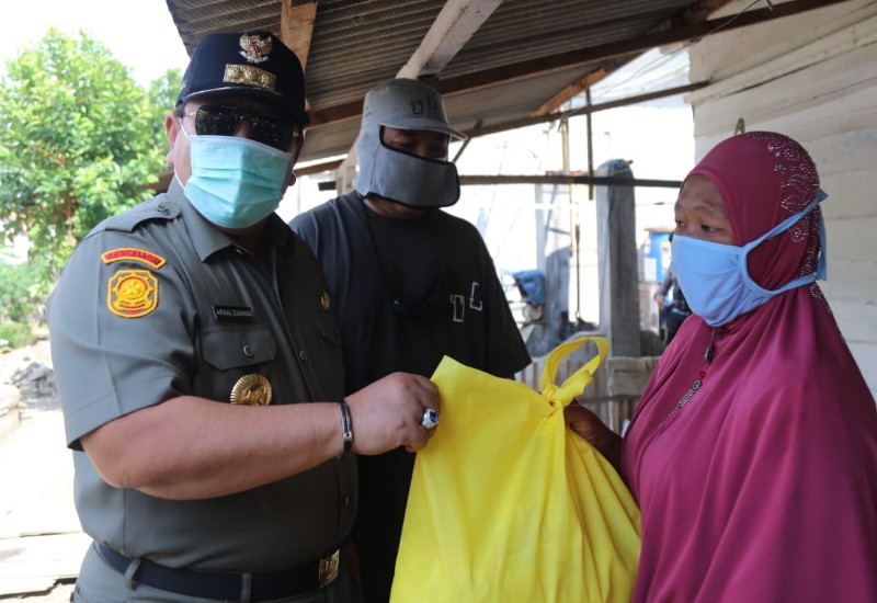 Gubernur Arinal Bagikan Sembako kepada Masyarakat Terdampak Pandemi di Tulangbawang Barat