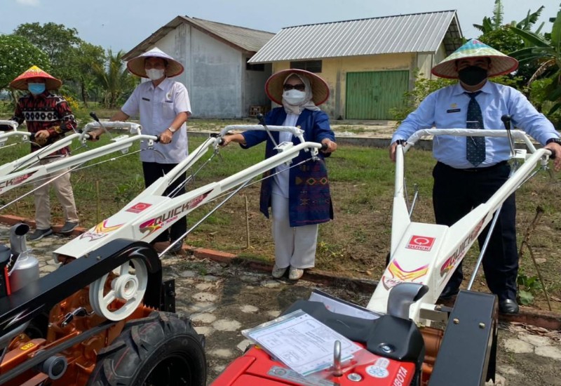  Dwita Ria Salurkan Alat Pertanian di Lampung Tengah