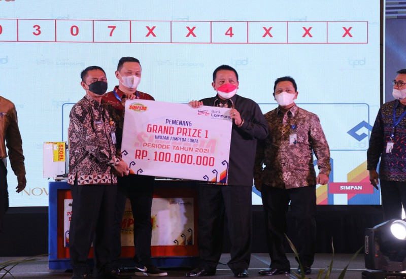  Suradi Nasabah Bank Lampung KCP Baradatu Way Kanan Dapat Grand Prize  Rp100 Juta