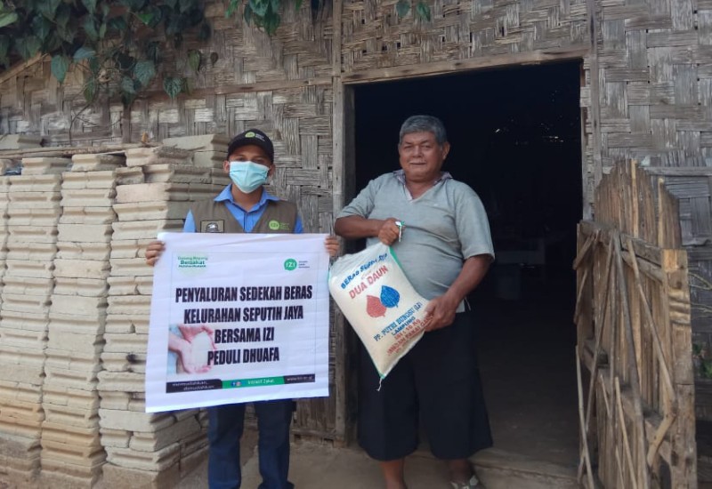  IZI Lampung Salurkan Sedekah Beras ke Duafa
