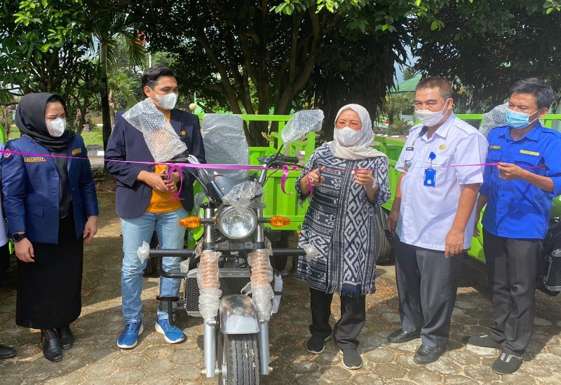  Dwita Ria Gunadi Serahkan Armada Angkut Sampah