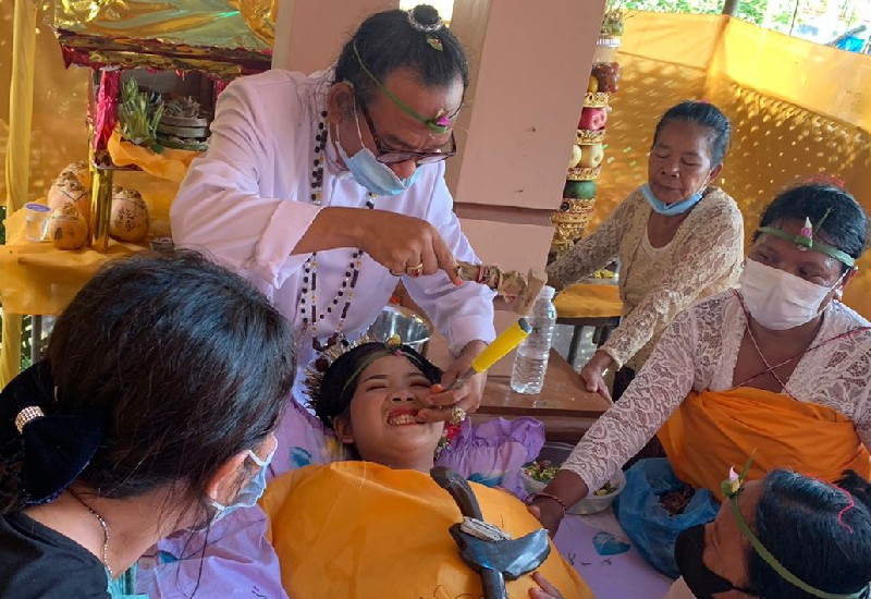  Memaknai Upacara Potong Gigi Umat Hindu Bali di Seputih Banyak Lampung Tengah