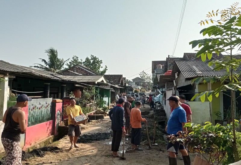  Warga Puri Sejahtera Hajimena Kerja Bakti Bersihkan Lingkungan