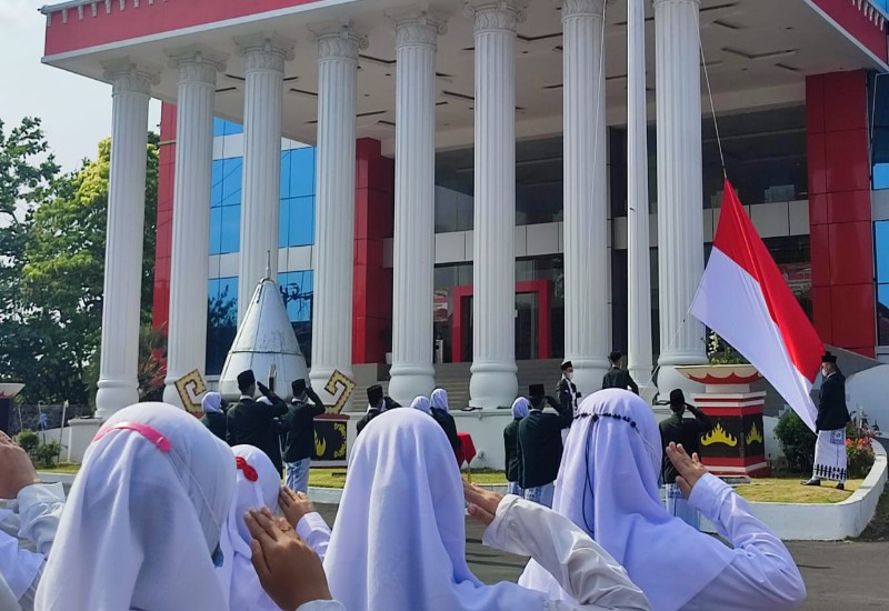  Wali Kota Bandar Lampung Eva Dwiana Ikuti Apel Hari Santri Nasional