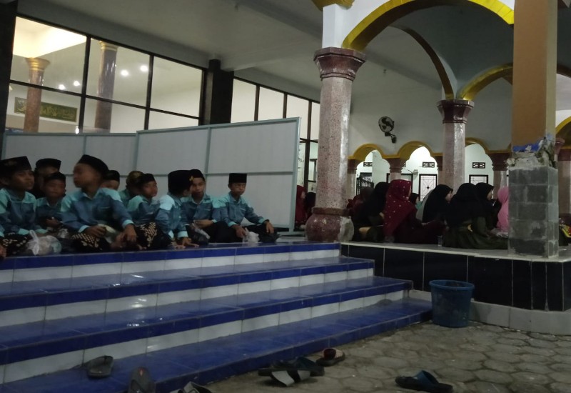  Jamaah Masjid Al Barkah Desa Karang Pucung Way Sulan Peringati Maulid Nabi