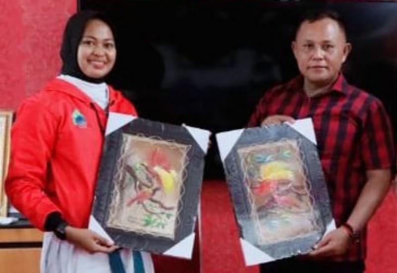  Bupati Lampung Selatan Nanang Ermanto Terima Selly Septiani Peraih Perunggu PON Papua
