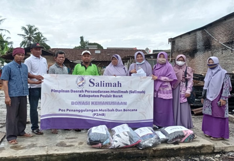  Salimah Pesisir Barat Salurkan Bantuan untuk Korban Kebakaran Pasar Way Heni