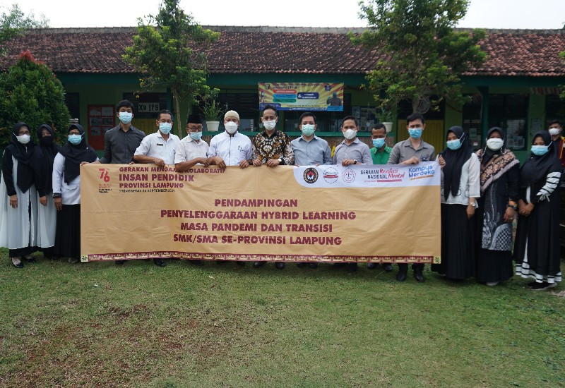  Dosen dan Mahasiswa PTS Terbaik Sumatera Universitas Teknokrat Indonesia Dampingi Pembelajaran Hybrid di SMAN 1 Gedongtataan