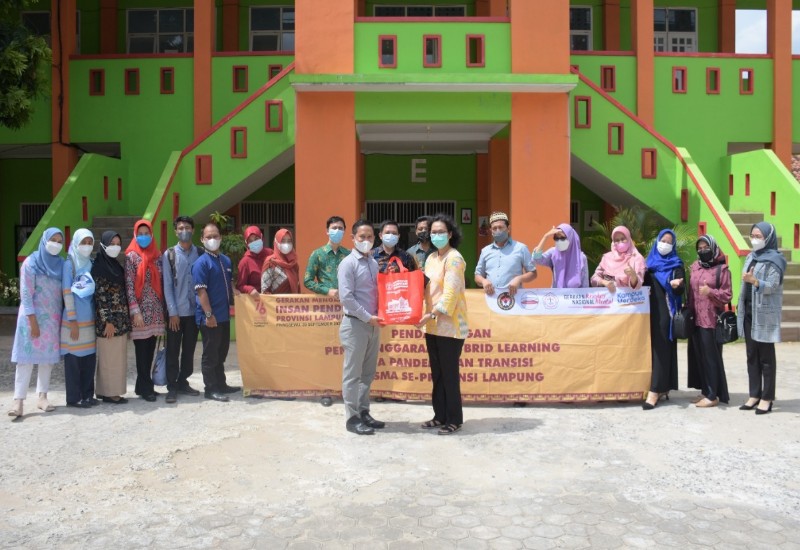  PTS Terbaik Sumatera Universitas Teknokrat Indonesia Pendampingan Hybrid Learning SMKN 8 Bandar Lampung