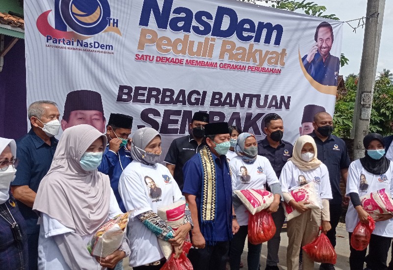 Ketua Partai Nasdem Lampung Herman HN Salurkan Bahan Pokok untuk Warga Natar Lampung Selatan