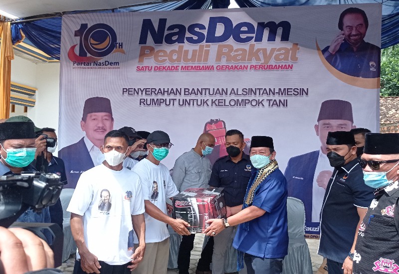  1 Dekade Partai Nasdem, Ketua DPW Lampung Herman HN Salurkan Bantuan Mesin Pemotong Rumput
