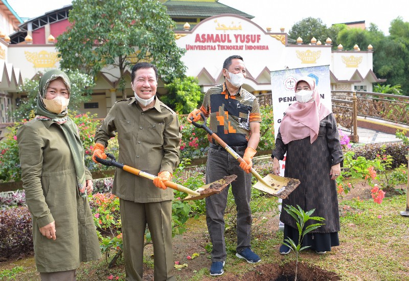  Rektor Universitas Majalengka Tanam Pohon di PTS Terbaik Sumatera Universitas Teknokrat Indonesia