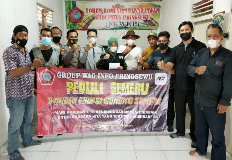  Komunitas Wartawan dan Info Pringsewu Salurkan Bantuan Warga Terdampak Erupsi Semeru lewat ACT