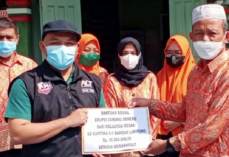  Kepala SD Kartika II-5 Serahkan Bantuan untuk Korban Erupsi Semeru ke ACT Bandar Lampung