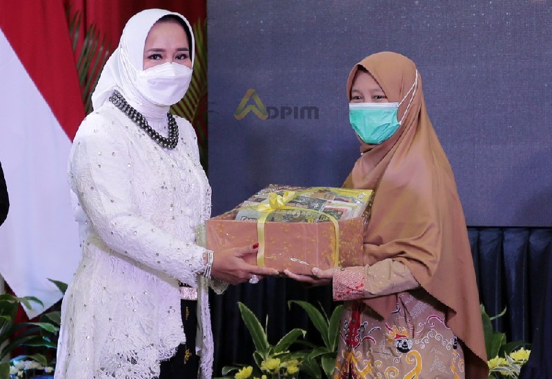  Pendiri Taman Baca Smart Terima Penghargaan dari Riana Sari Arinal