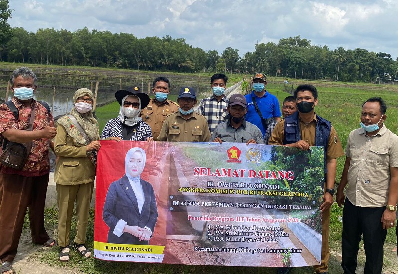  Salurkan Alat Pertanian dan Beasiswa Miliaran, Dwita Ria Gunadi Malah Minta Maaf