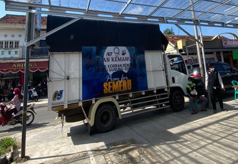  Truk Kemanusiaan untuk Korban Erupsi Semeru dari Qolsa Store Metro Dilepas