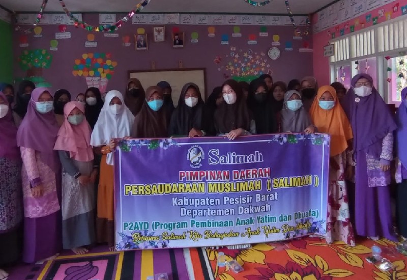  Salimah Pesisir Barat Santuni Yatim dan Duafa, Anak-Anak Tonton Film Kisah Pasukan Gajah Abrahah Kalah di Mekah