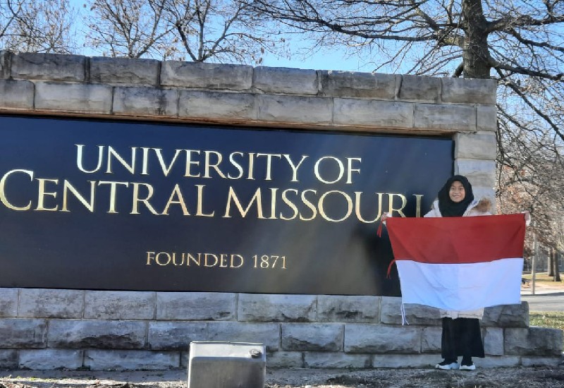  Mahasiswi PTS Terbaik Sumatera Universitas Teknokrat Indonesia Vina Qurrota Akyuningrum Kibarkan Bendera Indonesia di University of Central Missouri Amerika Serikat