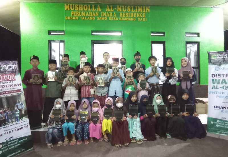  Isra Mikraj di Musala Al Muslimin Karang Sari Lampung Selatan, ACT Bagikan Alquran dan Jilbab