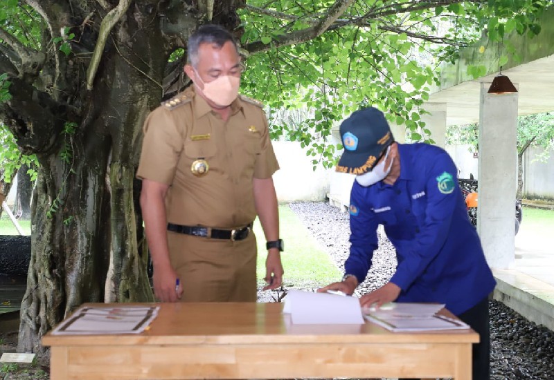 Rektor Unila dan Bupati Umar Ahmad Teken Serah Terima Hibah
