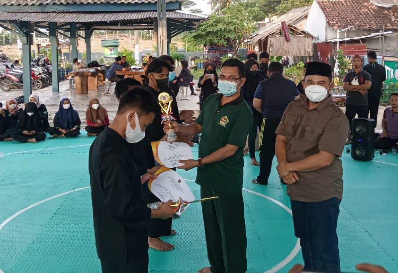  Wahrul Fauzi Silalahi Serahkan Piagam untuk Atlet Porkab dan Pra-Popnas Se-Lampung Selatan