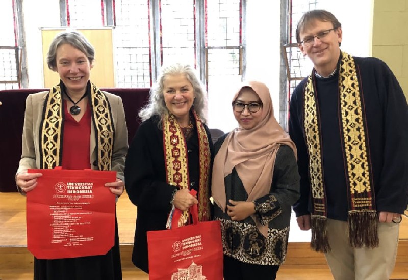  Ikuti Bridging Programme Irlandia, Dosen PTS Terbaik Sumatera Universitas Teknokrat Indonesia Dian Puspita Kenalkan Tapis Lampung ke Para Profesor