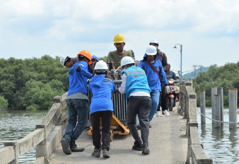  Operasikan Gardu 200 KVA Pulau Pasaran, PLN Siap Serap Konsumsi Listrik Masyarakat Sentra Ikan Asin Lampung