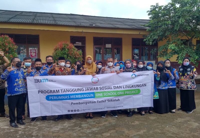  Perumnas Lampung Serahkan Dua Toilet untuk SDN 59 Gedongtataan Pesawaran
