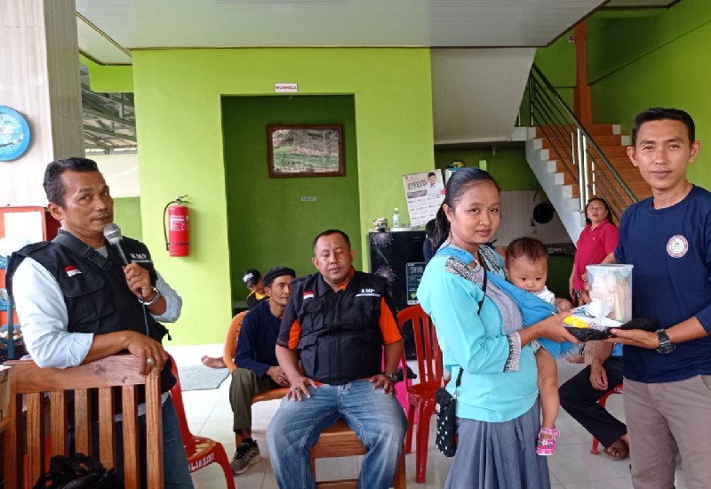  Komunitas Masyarakat Peduli- Paguyuban Warga Indonesia Bagi Paket Kebersihan Balita di Kalisari Natar