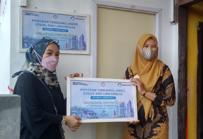  Dapat Sarana MCK dari Perumnas Lampung, Kepala SDN 59 Gedongtataan Pesawaran Oktarini Gugah BUMN/BUMD Lain